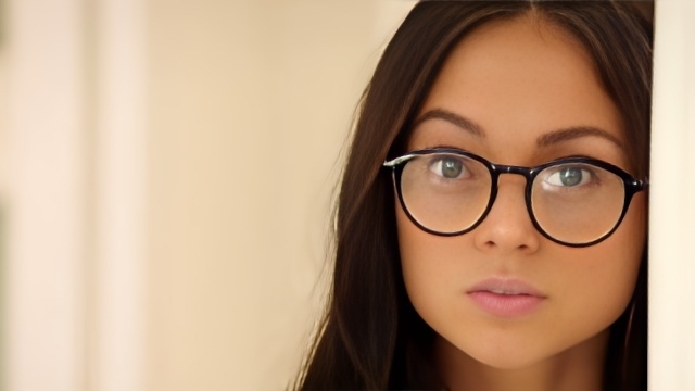 Негры трахают скромную телку в очках и её черноволосую подругу