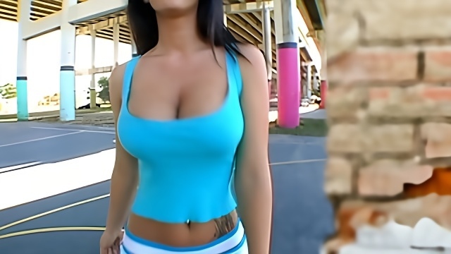 Накачанный хахаль с тату на теле долбит в манду брюнетку на боку