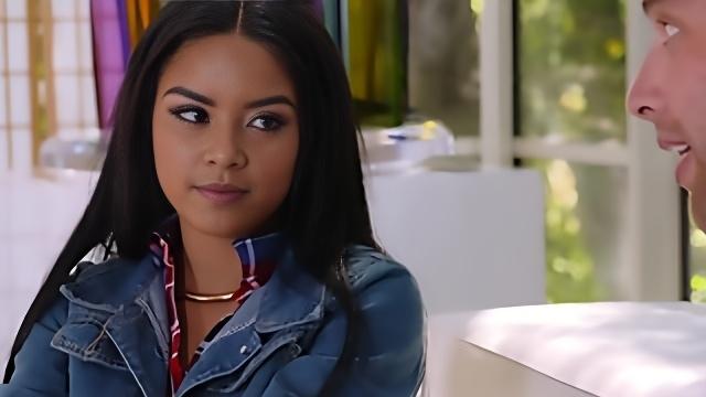 Парень шпилит в киску смуглую красотку в розовом лифчике