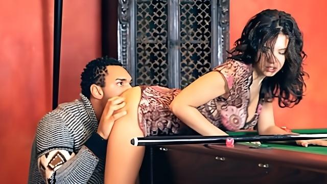 Русская брюнетка с сочной задницей дала негру полизать возбужденную дырочку