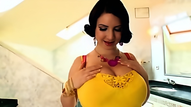 Мадам с короткой стрижкой прячется в ванной и мастурбирует пилотку