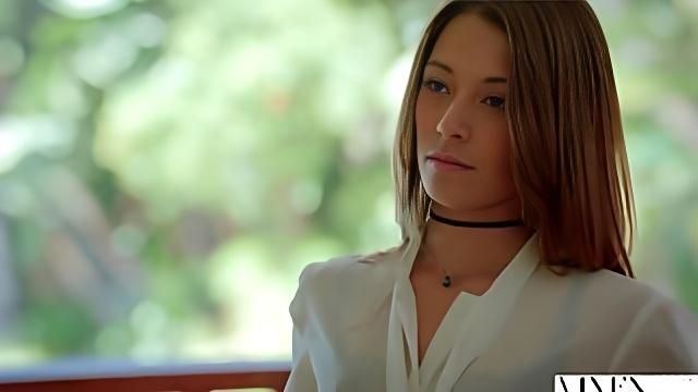 Агент по недвижимости Kirsten Lee заключила с негром сделку и потрахалась