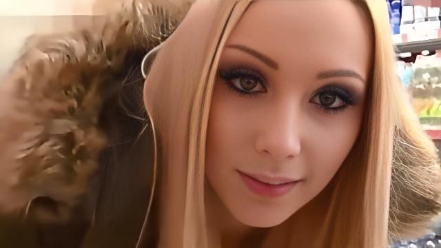 Беловолосая красавица делает минет в немецком супермаркете