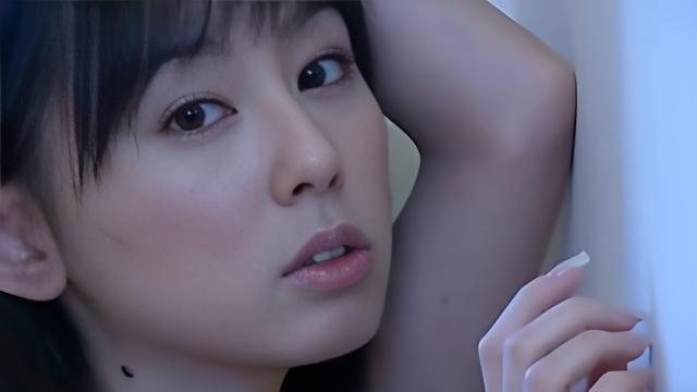 Рина Акияма в нижнем белье позирует на лестнице в частном доме