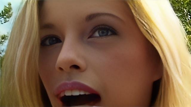 Блондинка с маленькой грудью на кровати занимается сексом с сотрудником