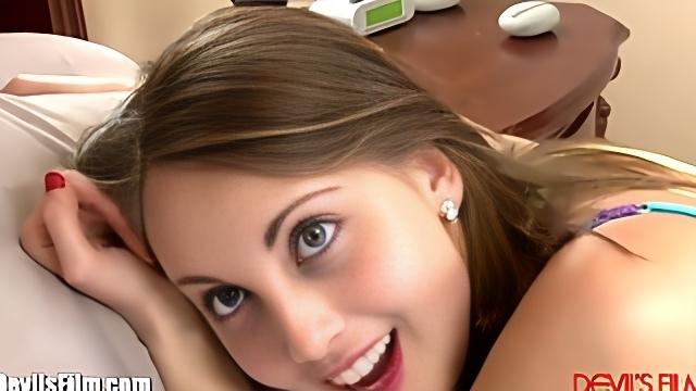 Молодая девка отсасывает мужику с длинными волосами и предлагает ему анал