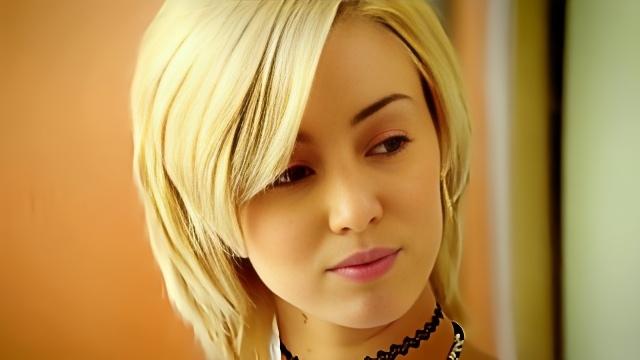 Блонда с небольшими сиськами сделала негру минет и подставила мокрую письку для секса