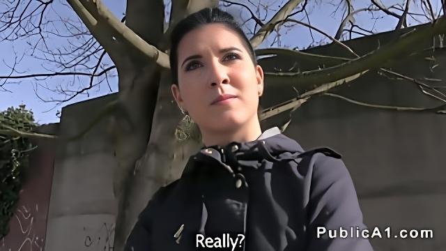 Брюнетка принимает крепкий фаллос пикапера в ротик и промежность в подъезде