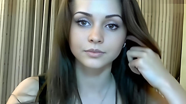 Голубоглазая худышка оголяет тело на стуле перед вебкамерой