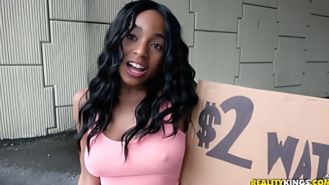 Белый водитель предложил мулатке Tiffany Tosh поебаться у него дома