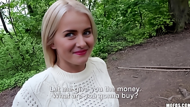 Блондинка в белом свитере отсосала пикаперу и задрала юбку перед трахом в киску в парке