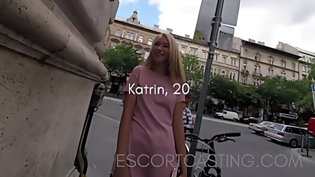 Пикапер встретил блондинистую красотку на улице и развел её на трах в квартире