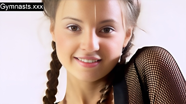 Русская девица в прозрачном боди садится на шпагат и светит титьками