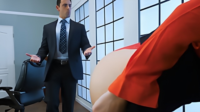 Босс жахает в волосатую манду секретаршу в колготках и красных трусах