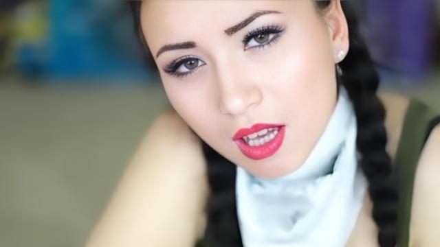 Милаха в костюме ковбойши мастурбирует киску через штаны