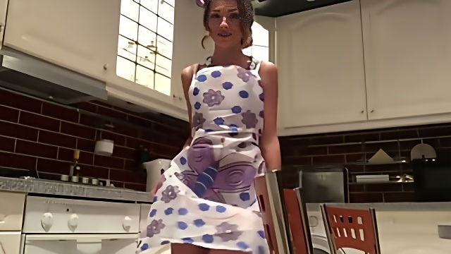 Худая домработница в бигудях дрочит попку с помощью дилдо на кухне