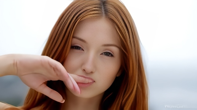 Рыжая славянка раздвигает стройные ноги и показывает попу на кушетке