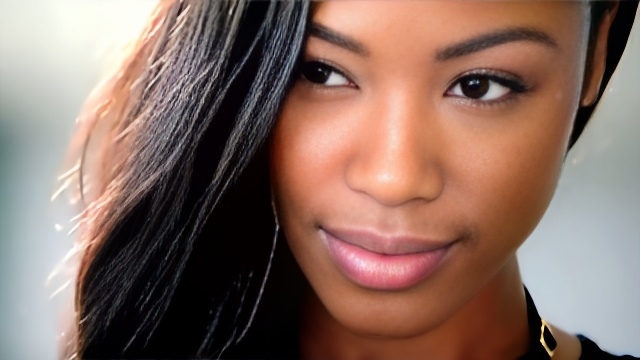 Негритянка Chanell Heart трахается у серых штор в анал с белым мужиком первый раз