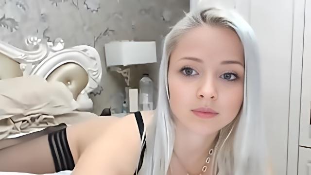Блондинка в ключила вебкамеру и хвастает своим телом в нижнем белье