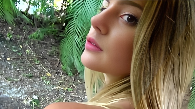 Голубоглазая красотка отсасывает причиндал возлюбленного и даёт в киску на природе