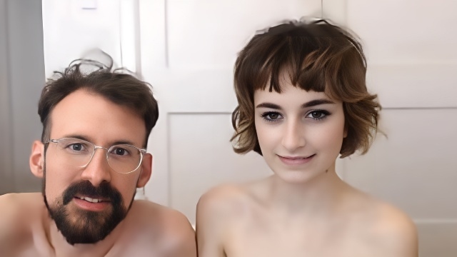 Девица с короткими волосами работает ртом на пенисе бородатого бойфренда