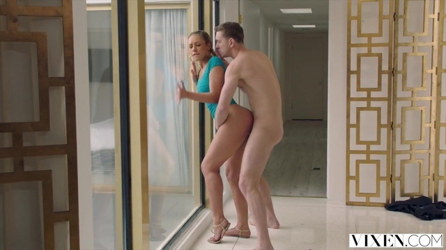 Сосед пристраивает пенис в вагину латинки с широкой задницей и двумя косичками