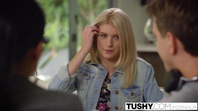 Брюнетка возбудила молодую блондинку, после чего телочка отдалась бойфренду