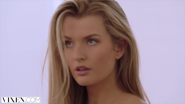 Вагинальный секс на столе и на кресле с привлекательной блондой