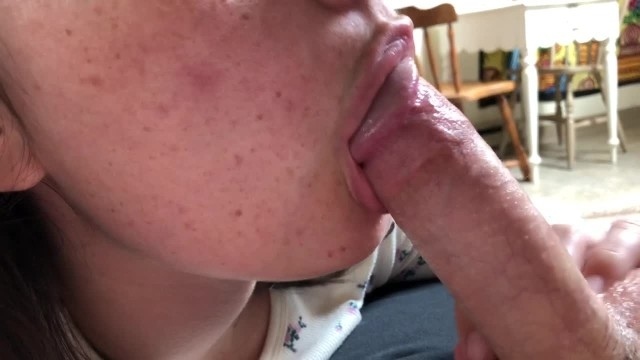 Студентка с темными волосами стянула трусы с бойфренда и сделала ему минет