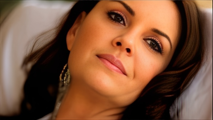 Зрелая женщина с темными волосами и с упругими сиськами целуется с партнером и дает ему в вагину