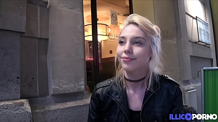 Французская блондинка пришла на секс с двойным проникновением к паре ловеласов