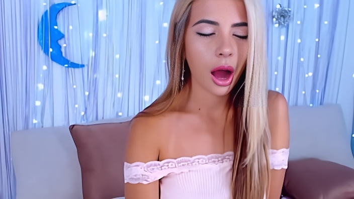 Губастая куколка прячет в трусиках вибратор и ласкает буфера перед вебкамерой