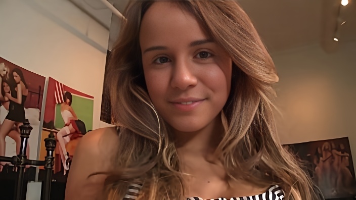 Мужик пялится на большие буфера милашки Alexis Adams и вгоняет пенис в её манду