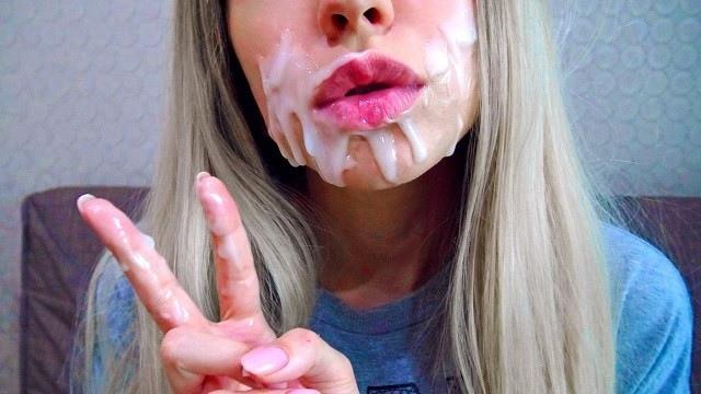 Соска прячет лицо под кожаной маской и умывается спермой хахаля после минета