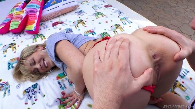 Жена с глубокой глоткой принимает хер в широкое очко во дворе