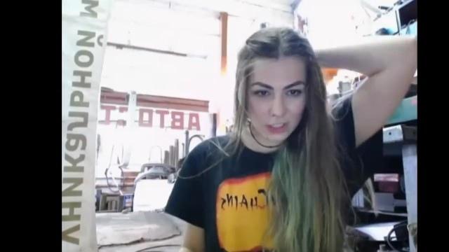 Продавщица Варя задрала длинную юбку и обласкала мохнатку в магазине