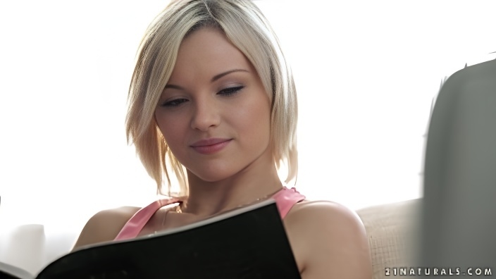 Блонда в розовой майке дала хахалю вылизать пизду перед сексом