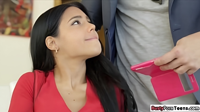 Сексуальная баба с темными волосами сделала минет татуированному начальнику и трахнулась с ним