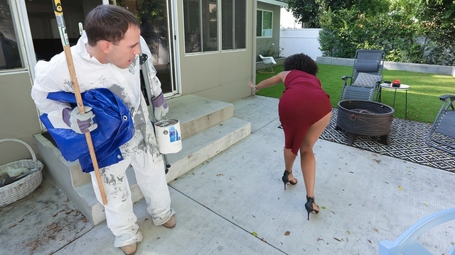 Чернокожая мамочка утешила неуклюжего разнорабочего сексом