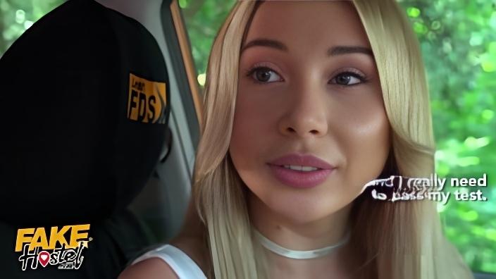 Горячая блондинка заселилась с парнем в хостел и трахнулась с ним