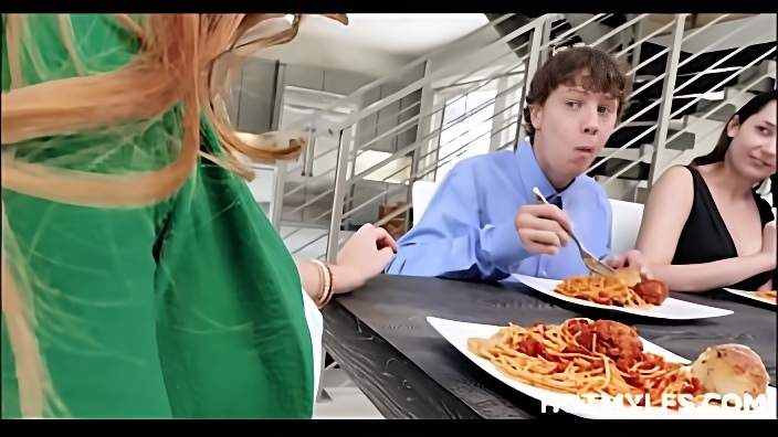 Молодой парень уединился с грудастой мамкой на кухне и выебал её в дырку