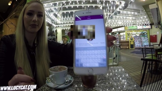 Длинноволосая давалка с большой грудью трахается с кавалером на заднем сидении авто