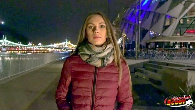 Красивая молодуха встретилась с агентом на улице и пригласила его к себе домой