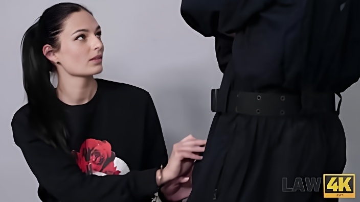 Защеканка оказалась в камере для допроса и пососала хер полицейского