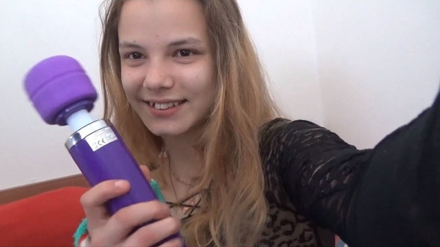 Крошечная 18 летняя девушка с бритой киской играется с секс игрушками