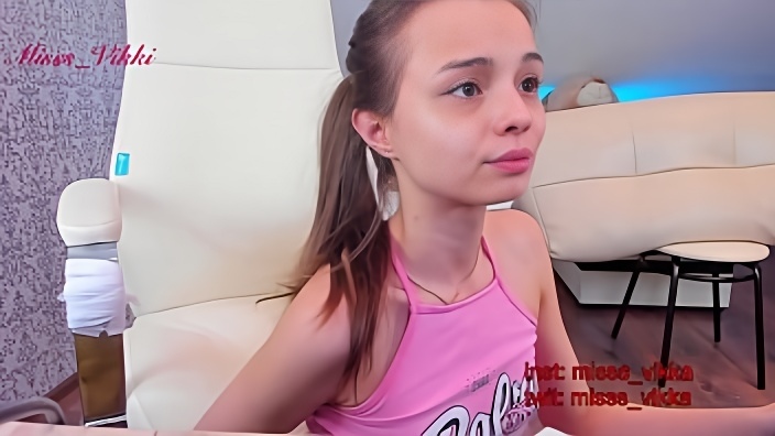 18летняя телка в розовой майке доводит себя до оргазма дилдо и черным вибратором