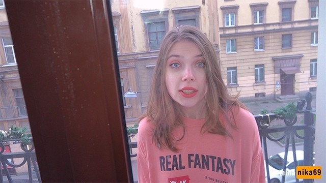 Губастая телочка греет руки о толстый пенис хахаля и принимает его в бритую манду