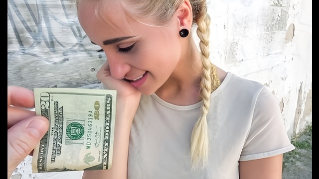 Мускулистый пикапер уломал худую соску с пирсингом в носу на еблю во дворе