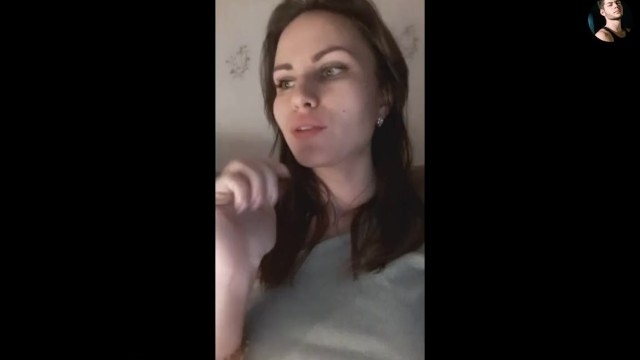 Русская красотка с темными волосами разделась на кровати и подрочила пизду