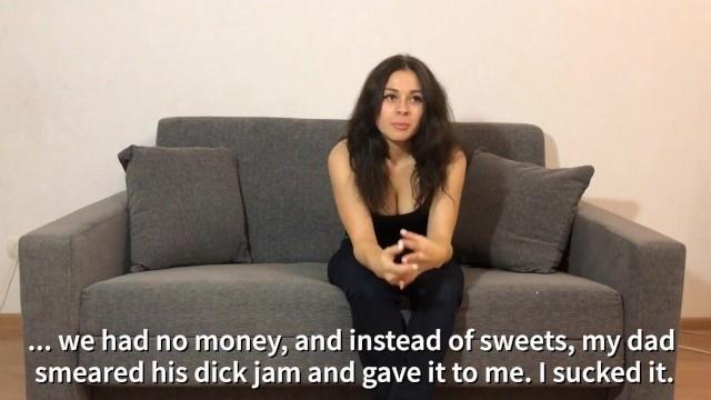 Молодая брюнетка с натуральными сиськами показывает голое тело на кастинге